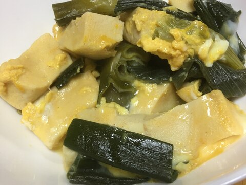 高野豆腐と新玉ねぎの葉の卵とじ